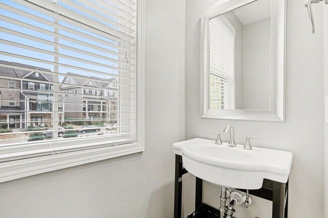 Building Photo - Spacious and Well Maintained Townhome in Austin Creek