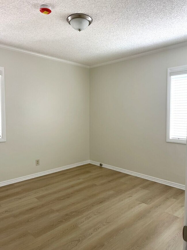 Building Photo - Charming 3-Bedroom Home with Modern Upgrad...