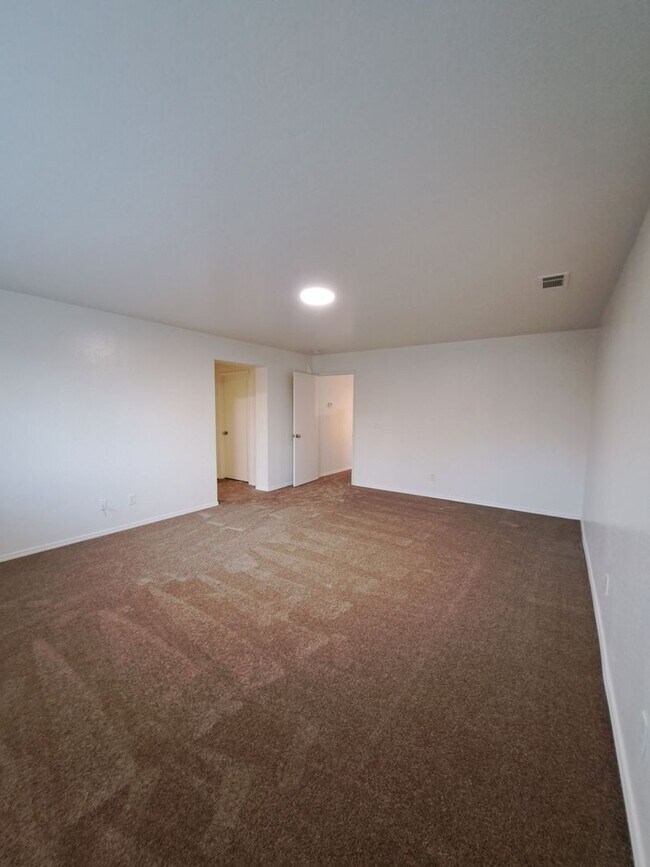 Building Photo - Comfortable Two-Story 4BR Home in Fresno!