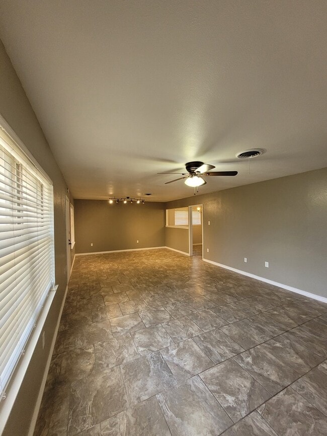 Building Photo - Move in ready 3 bed 2 bath home with 2 car...