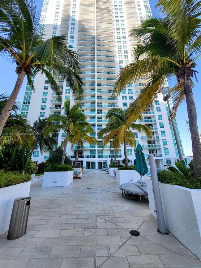 Building Photo - 950 Brickell Bay Dr