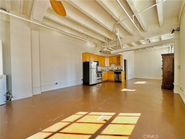 Primary Photo - 312 W 5th St