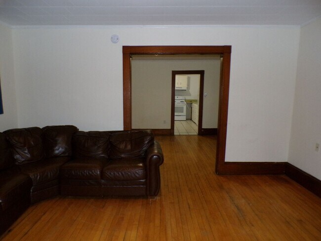 Building Photo - 19 Oak St