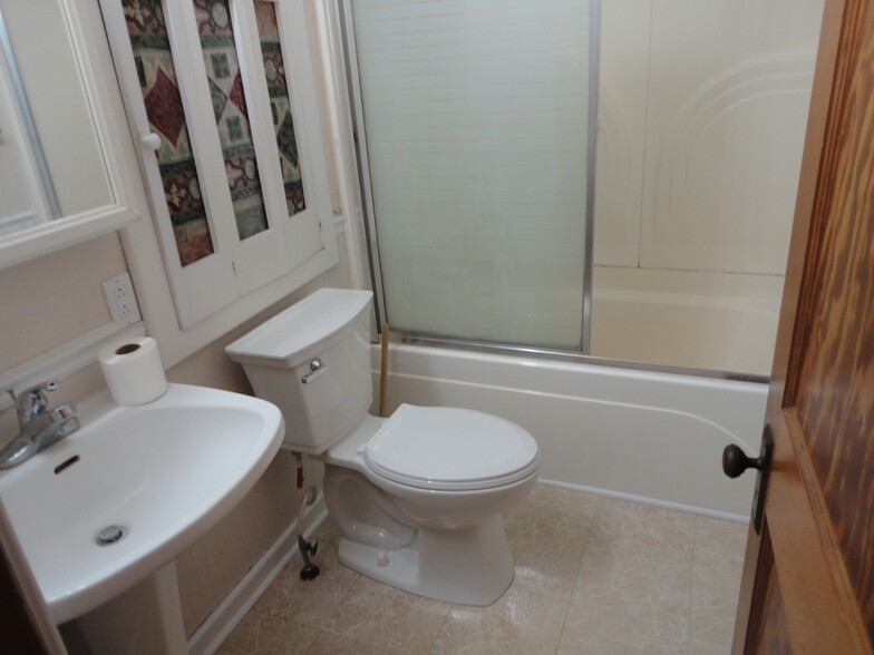 main level bath - 1604 Franklin St