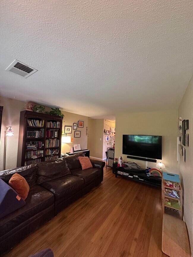 Building Photo - 1506 Manzanita Ln