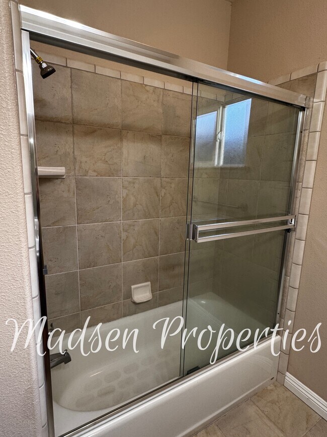 Building Photo - 121 Hart Ln