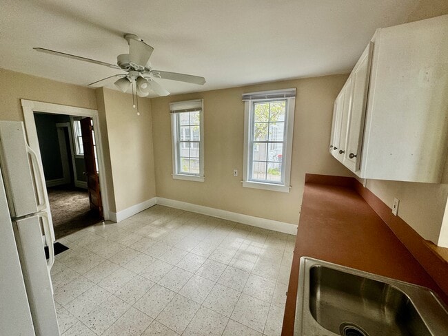 Building Photo - 12 Fairbanks St NE