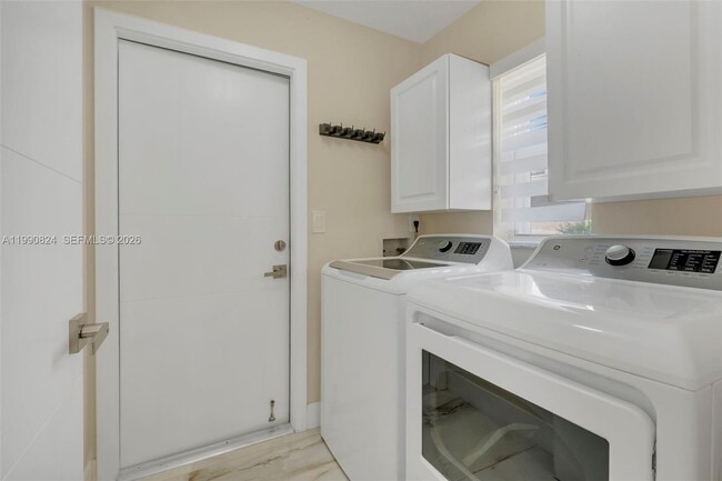 Building Photo - 10425 NW 48th Manor