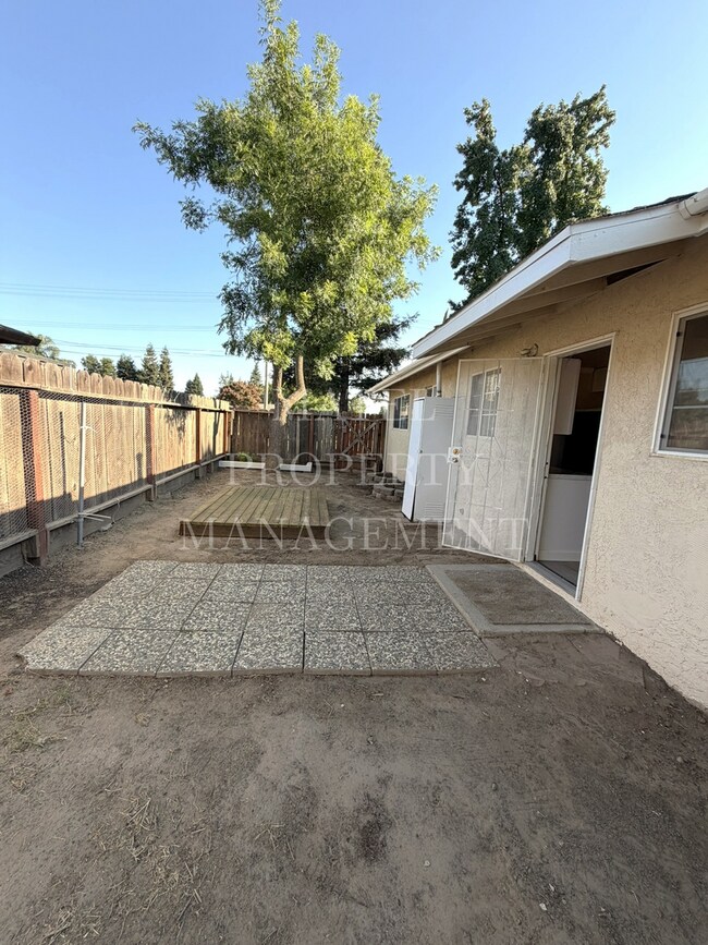 Building Photo - 227 Becky Way