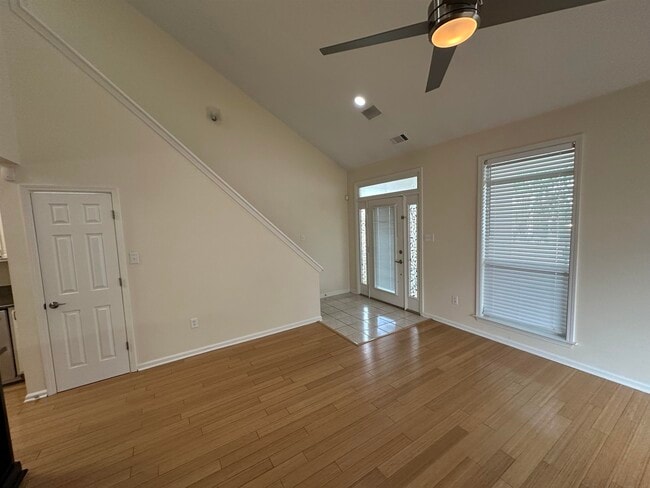 Building Photo - 1093 River Isle Dr