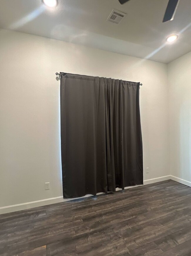 Building Photo - COMING SOON: BEAUTIFUL MODERN 2 BEDROOM / ...