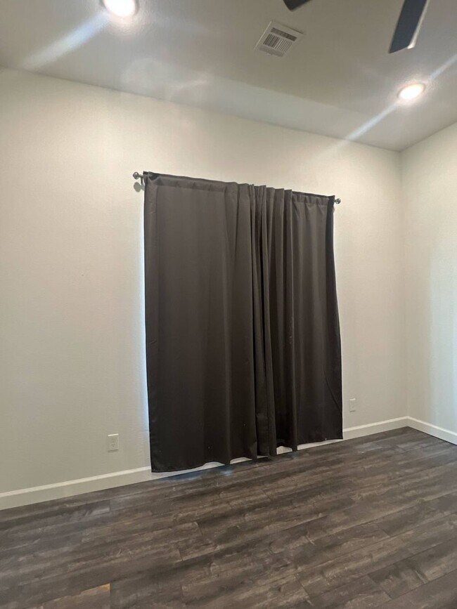 Building Photo - COMING SOON: BEAUTIFUL MODERN 2 BEDROOM / 1 BATHROOM WITH FENCED IN YARD CLOSE TO HOSPITALS IN JO...