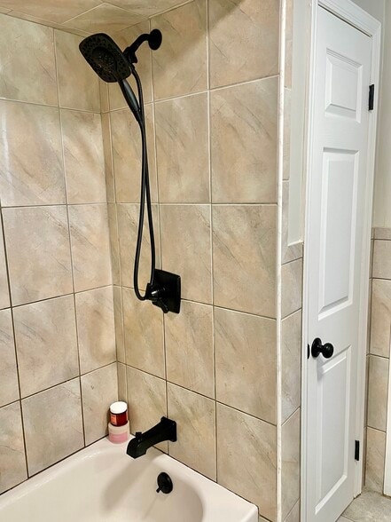 Tub + Shower + Spacious Linen closet - 100 Lakeview Ave