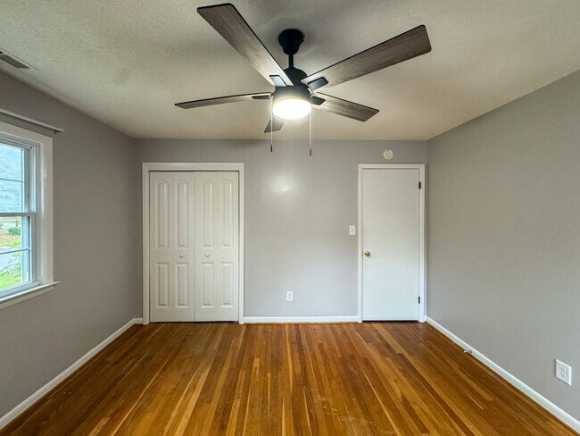 Building Photo - Charming 3 Bed 1.5 Bath Home Close to Fort Liberty