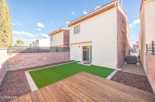 Building Photo - 11031 Oasis Dr