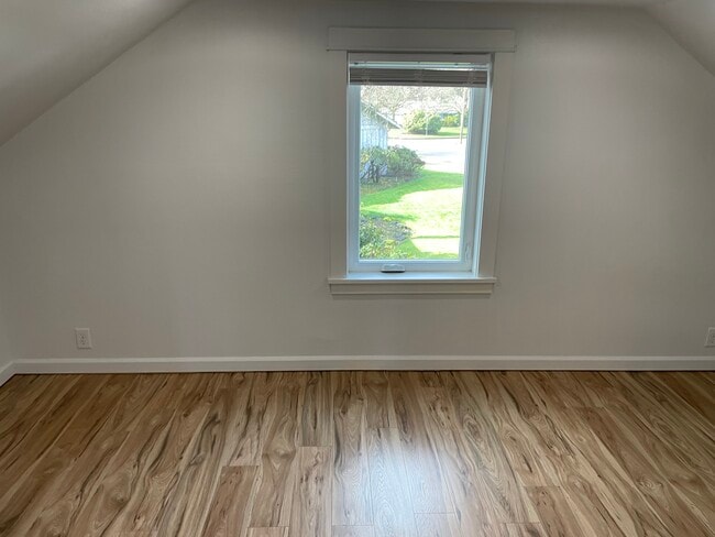 Building Photo - 220 Ruby Ave