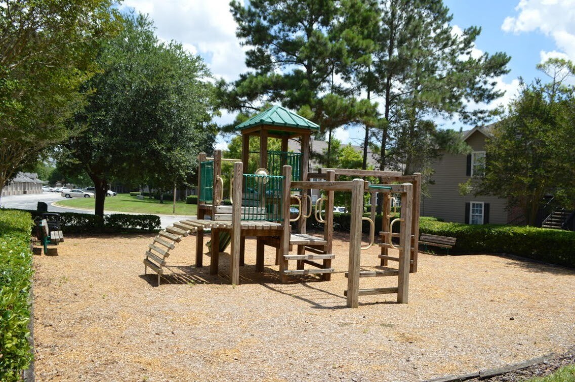 Building Photo - 10000 Gate Pky N