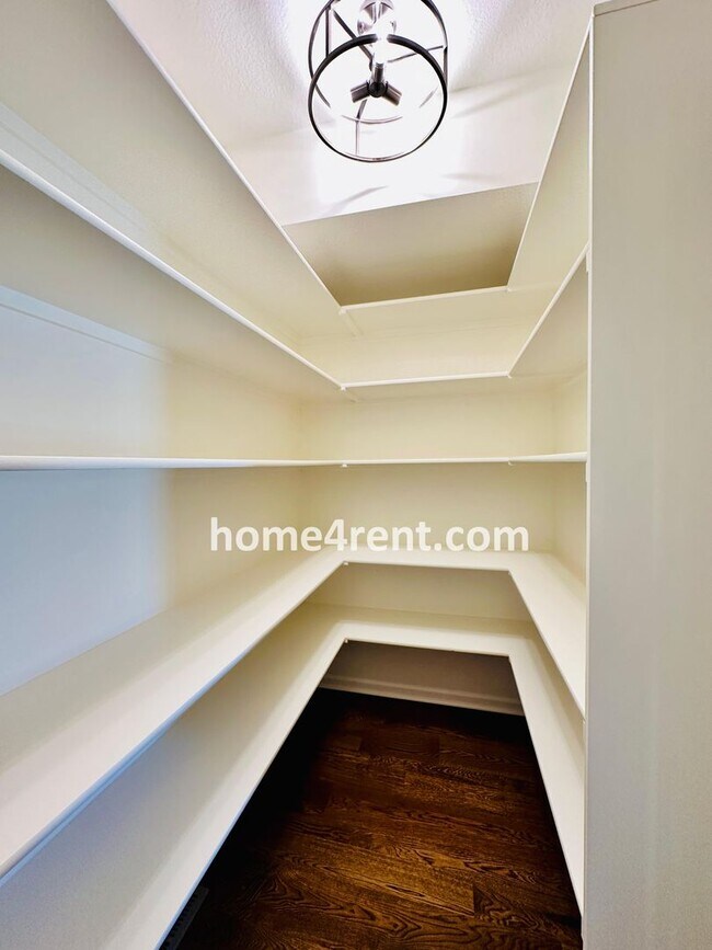 Building Photo - Nearly New Luxury Home in Blue Valley Schools!