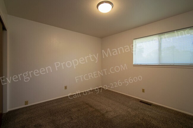 Building Photo - 2420 Poplar Dr