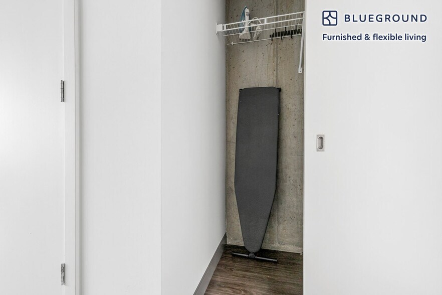 Building Photo - 215 W Lake St