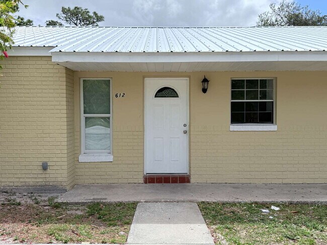 Building Photo - 2-Bedroom and 2Bathroom Fenced Half Duplex