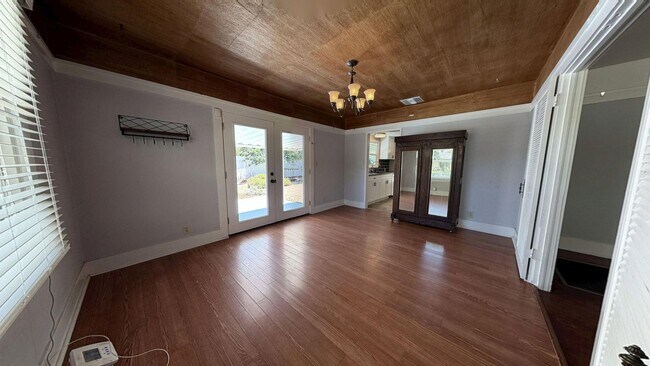 Building Photo - 1320 E Colton Ave