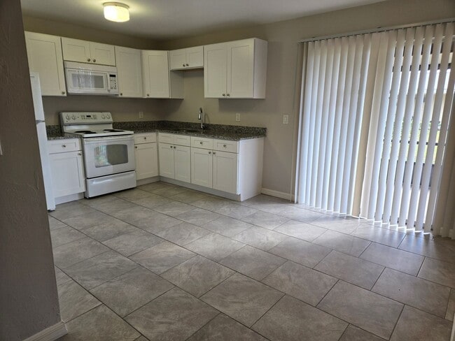 Building Photo - CPH Sebring LLC