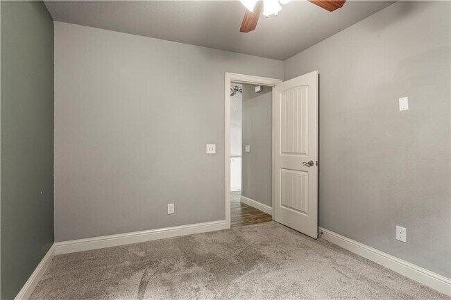 Building Photo - 3205 SW Riverstone Ave