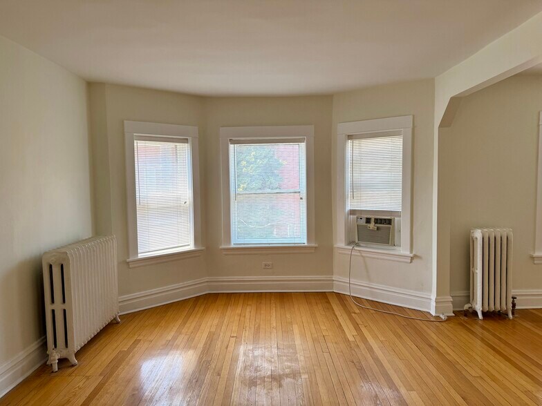 Living - 206 N Marion St