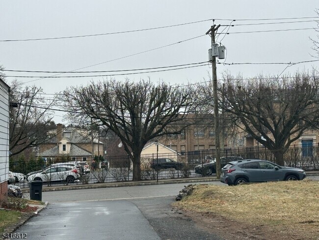 Building Photo - 18 Montrose Ave