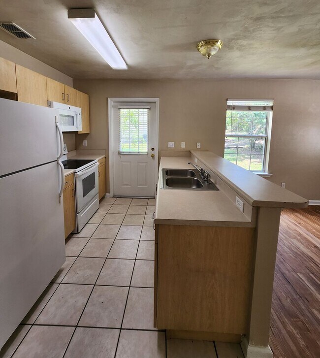 Building Photo - 3 bedroom for rent August 7, 2026 for $1695 per month, walking distance to FSU