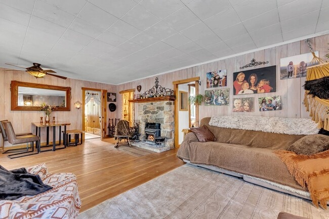 Building Photo - 3 bd 2 ba country cabin close to town