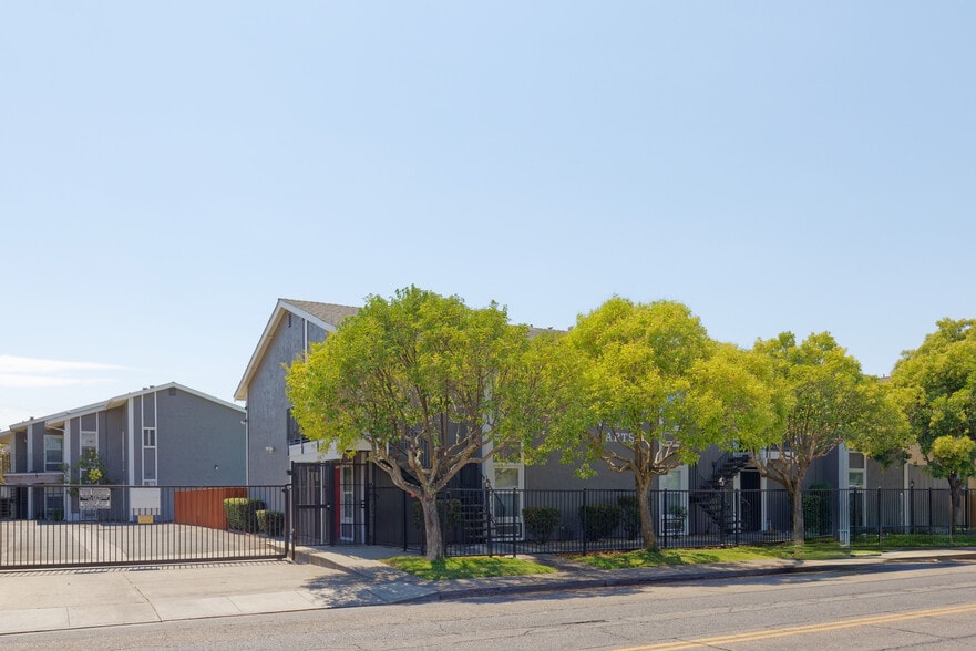 Building Photo - Pinecrest Villas