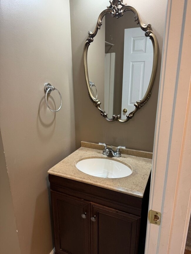 Building Photo - Price & Location!