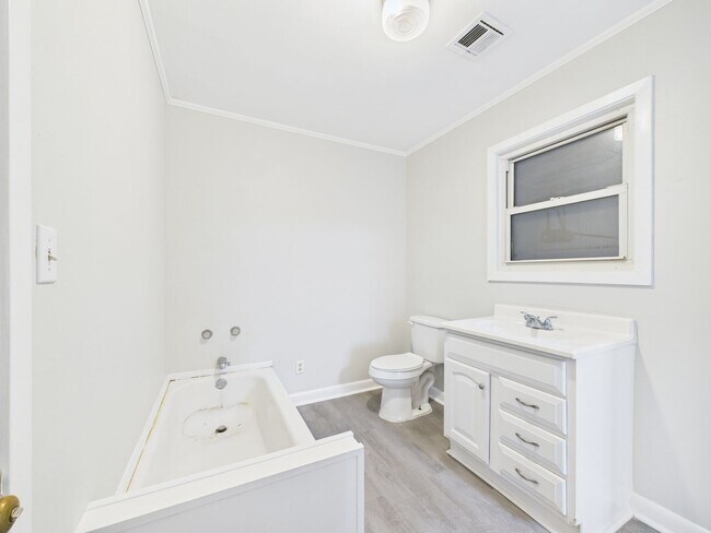 Building Photo - 2 bed 2 bath home Available NOW!