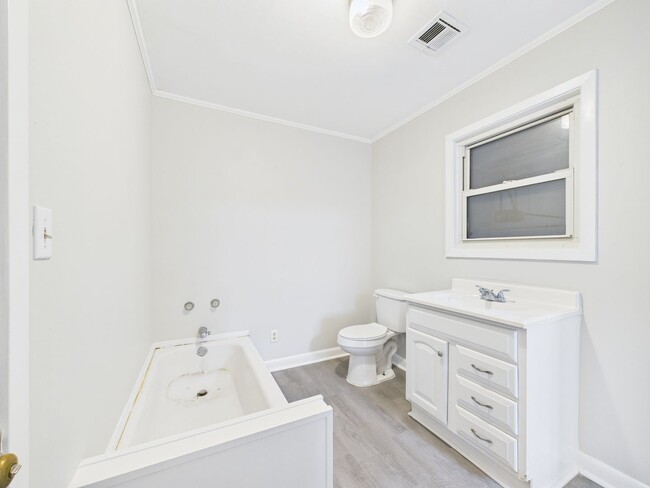 Building Photo - COMING SOON! 2 bed 2 bath home!