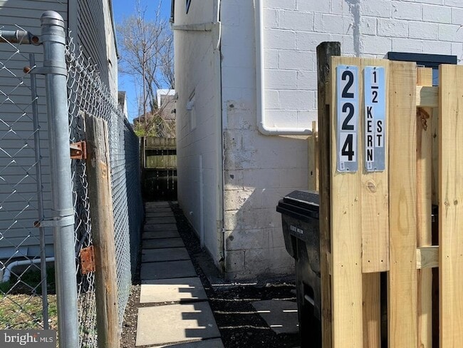 Building Photo - 224 1/2 Kern Street Unit 224 1/2