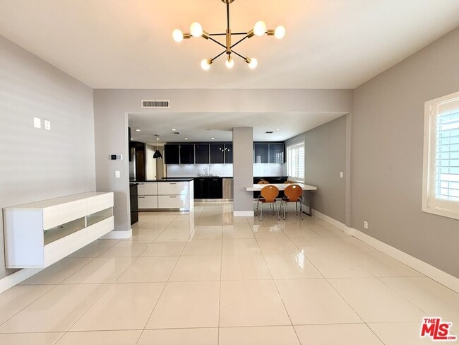 Building Photo - 121 S Palm Dr