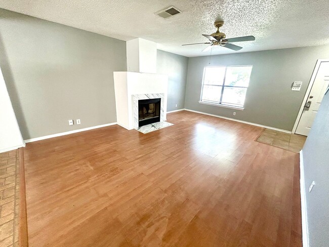 Building Photo - **MOVE-IN SPECIAL** MUST SEE! 3 Bedroom / ...