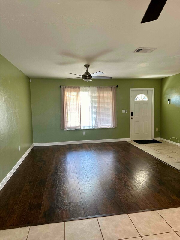 Building Photo - 955 Schumann Dr