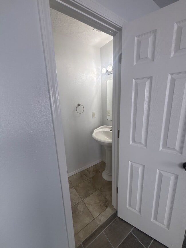 Building Photo - 5 Bedroom House