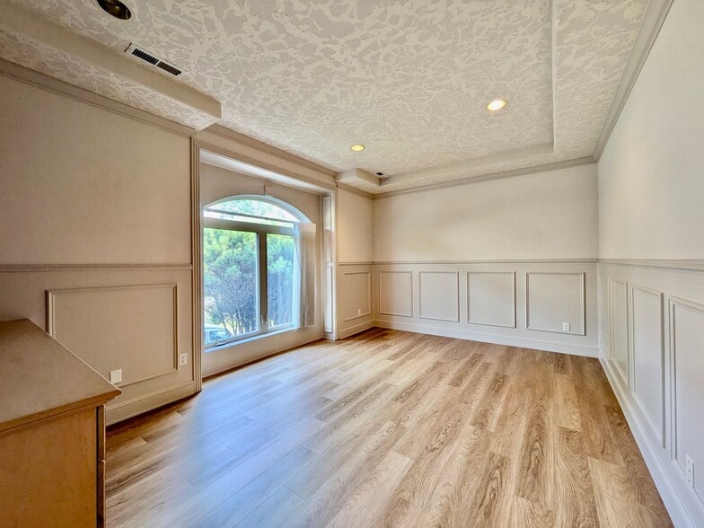 Building Photo - 3014 NW Chapin Dr