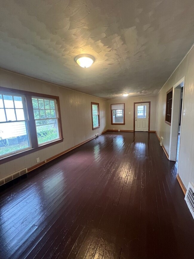Building Photo - Spacious 2 Bedroom Southside Holland