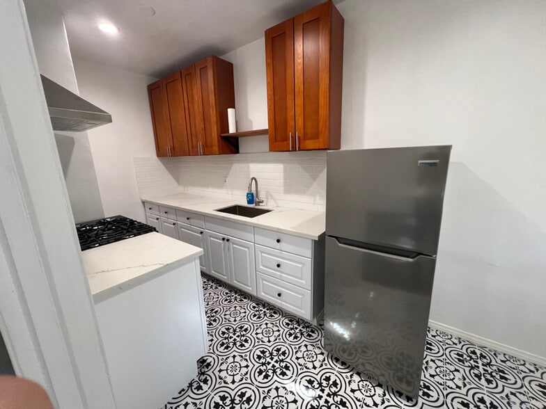 Building Photo - 216 E Valencia Ave