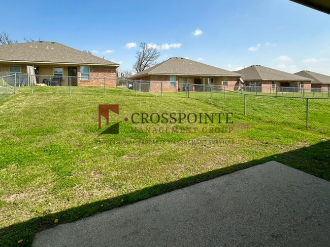 Building Photo - 3 Bedroom 2 Bath Duplex at Mansion Creek in Tyler! 1/2 OFF your first full month’s rent!