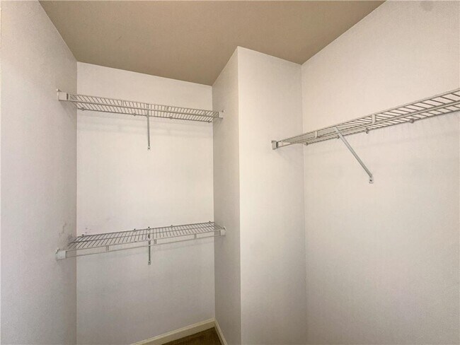 Building Photo - 2249 Knoxhill View