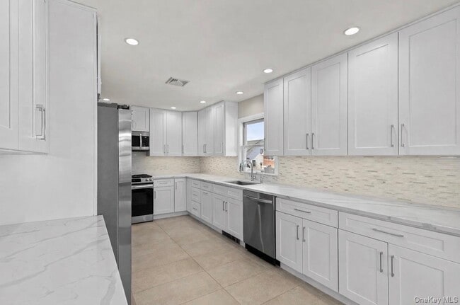 Building Photo - 175 Roosevelt Blvd