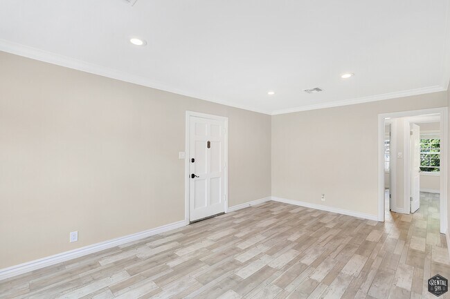 Building Photo - 8613 1/4 W. Olympic Blvd-