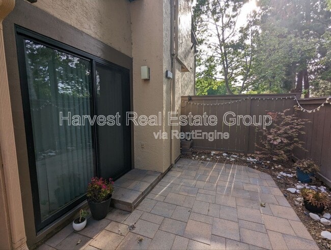Building Photo - 1341 Greenwich Ct