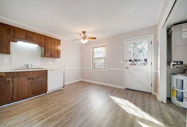 Building Photo - 930 S Water Ave